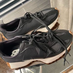 New Balance Blacked out sneakers BRAND NEW